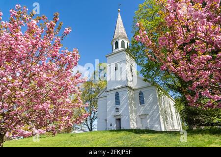 Warwick, NY-USA-1er mai 2021::: Vue sur le paysage de la vieille école Baptist maison de réunion historique flanquée d'arbres en fleurs situés au centre de l'aneth Banque D'Images