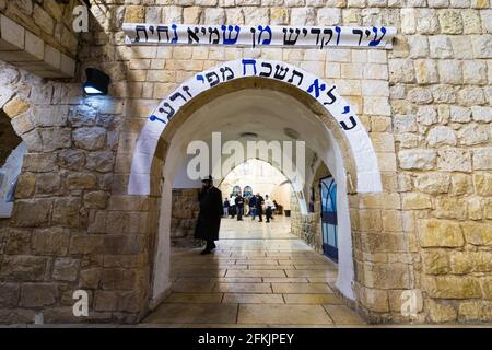 22-04-2021. meron- israël. La célèbre entrée de la structure tombale du rabbin Shimon Bar Yochai Banque D'Images