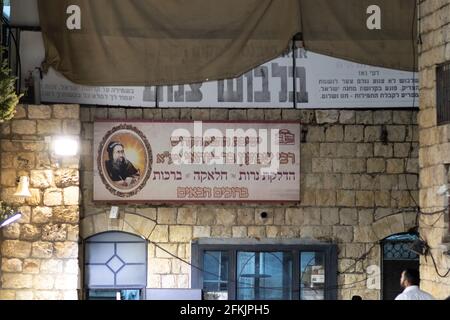 22-04-2021. meron- israël. Le panneau d'entrée du bâtiment au-dessus de la tombe du rabbin Shimon Bar Yochai à Meron Banque D'Images