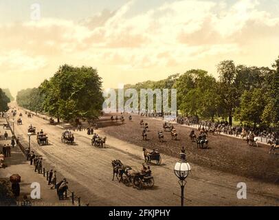 Équitation sur Rotten Row, Hyde Park, Londres vers 1890-1900 Banque D'Images