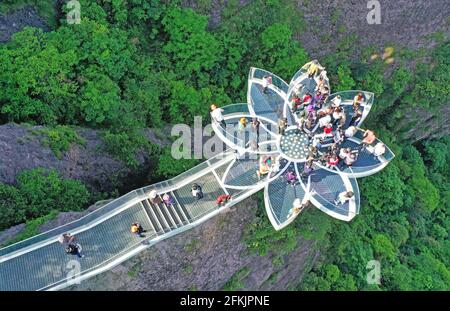 Xianju. 2 mai 2021. La photo aérienne prise le 2 mai 2021 montre les visiteurs dans la région pittoresque de Shenxianju à Taizhou, dans la province de Zhejiang, en Chine orientale. Dimanche est le deuxième jour de la fête de mai de cinq jours en Chine. Crédit : Wang Huabin/Xinhua/Alay Live News Banque D'Images