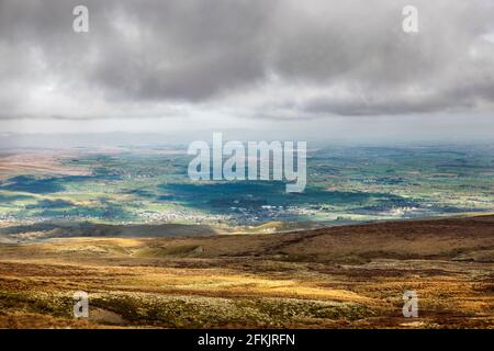 La vue de neuf normes Rigg sur l'Eden Valley vers les Mist Covered Mountains du Lake District, Cumbria, Royaume-Uni Banque D'Images