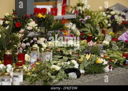 Potsdam Babelsberg, Allemagne. 1er mai 2021. Potsdam-Babelsberg: Devant Thusnelda von Saldern Haus, une institution du prestataire de services sociaux Oberlinhaus, de nombreux amateurs de tournants ont mis des fleurs et des bougies. A Thusnelda von Saldern Haus, une institution du prestataire de services sociaux Oberlinhaus, quatre personnes ont été tuées et une femme a été grièvement blessée mercredi soir. Un employé de 51 ans est soupçonné d'urgence. Elle a été arrêtée et admise dans un hôpital psychiatrique. (Photo de Simone Kuhlmey/Pacific Press/Sipa USA) crédit: SIPA USA/Alay Live News Banque D'Images