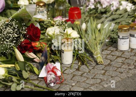 Potsdam Babelsberg, Allemagne. 1er mai 2021. Potsdam-Babelsberg: Devant Thusnelda von Saldern Haus, une institution du prestataire de services sociaux Oberlinhaus, de nombreux amateurs de tournants ont mis des fleurs et des bougies. A Thusnelda von Saldern Haus, une institution du prestataire de services sociaux Oberlinhaus, quatre personnes ont été tuées et une femme a été grièvement blessée mercredi soir. Un employé de 51 ans est soupçonné d'urgence. Elle a été arrêtée et admise dans un hôpital psychiatrique. (Photo de Simone Kuhlmey/Pacific Press/Sipa USA) crédit: SIPA USA/Alay Live News Banque D'Images