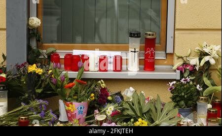 Potsdam Babelsberg, Allemagne. 1er mai 2021. Potsdam-Babelsberg: Devant Thusnelda von Saldern Haus, une institution du prestataire de services sociaux Oberlinhaus, de nombreux amateurs de tournants ont mis des fleurs et des bougies. A Thusnelda von Saldern Haus, une institution du prestataire de services sociaux Oberlinhaus, quatre personnes ont été tuées et une femme a été grièvement blessée mercredi soir. Un employé de 51 ans est soupçonné d'urgence. Elle a été arrêtée et admise dans un hôpital psychiatrique. (Photo de Simone Kuhlmey/Pacific Press/Sipa USA) crédit: SIPA USA/Alay Live News Banque D'Images