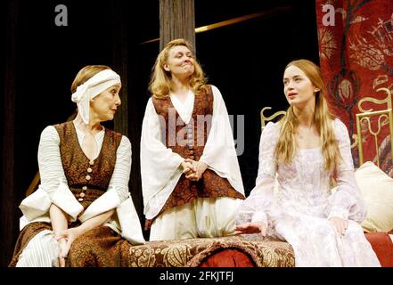 l-r: Una Stubbs (infirmière), Victoria Carling (Lady Capulet), Emily Blunt (Juliet) à ROMEO ET JULIET par Shakespeare au Chichester Festival Theatre, West Sussex, Angleterre 27/08/2002 réalisateur: Indhu Rubashingham Banque D'Images