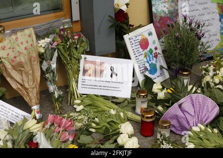 Potsdam Babelsberg, Allemagne. 1er mai 2021. Potsdam-Babelsberg: Devant Thusnelda von Saldern Haus, une institution du prestataire de services sociaux Oberlinhaus, de nombreux amateurs de tournants ont mis des fleurs et des bougies. A Thusnelda von Saldern Haus, une institution du prestataire de services sociaux Oberlinhaus, quatre personnes ont été tuées et une femme a été grièvement blessée mercredi soir. Un employé de 51 ans est soupçonné d'urgence. Elle a été arrêtée et admise dans un hôpital psychiatrique. (Photo de Simone Kuhlmey/Pacific Press/Sipa USA) crédit: SIPA USA/Alay Live News Banque D'Images