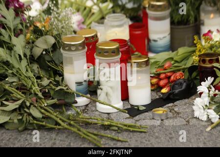 Potsdam Babelsberg, Allemagne. 1er mai 2021. Potsdam-Babelsberg: Devant Thusnelda von Saldern Haus, une institution du prestataire de services sociaux Oberlinhaus, de nombreux amateurs de tournants ont mis des fleurs et des bougies. A Thusnelda von Saldern Haus, une institution du prestataire de services sociaux Oberlinhaus, quatre personnes ont été tuées et une femme a été grièvement blessée mercredi soir. Un employé de 51 ans est soupçonné d'urgence. Elle a été arrêtée et admise dans un hôpital psychiatrique. (Photo de Simone Kuhlmey/Pacific Press/Sipa USA) crédit: SIPA USA/Alay Live News Banque D'Images