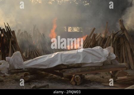 New Delhi, Inde. 1er mai 2021. Les membres de la famille et les parents exécutent les derniers rites des victimes de la Covid-19 lors de la crémation de masse au crématorium de Gazipur à New Delhi, en Inde, le 1er mai 2021. (Photo par Ishant Chauhan/Pacific Press/Sipa USA) crédit: SIPA USA/Alay Live News Banque D'Images