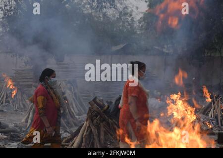 New Delhi, Inde. 1er mai 2021. Les membres de la famille et les parents exécutent les derniers rites des victimes de la Covid-19 lors de la crémation de masse au crématorium de Gazipur à New Delhi, en Inde, le 1er mai 2021. (Photo par Ishant Chauhan/Pacific Press/Sipa USA) crédit: SIPA USA/Alay Live News Banque D'Images