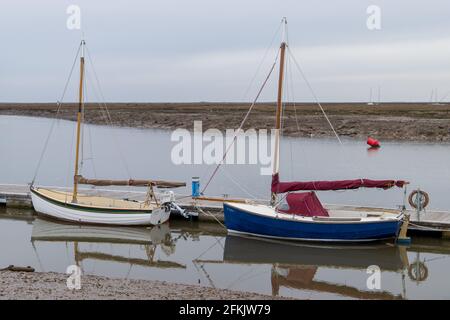 Une paire de petits voiliers vus lors d'une journée de plongée à Wells-Next-Sea à Norfolk. Banque D'Images