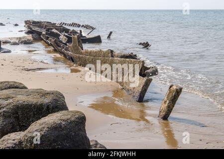 L'épave du Sheraton est visible sur la plage entre Hunstanton et Old Hunstanton. Le Sheraton était un ancien chalutier à vapeur. Banque D'Images