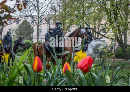 Hambourg, Allemagne - 1er mai 2021 : la police a monté une équipe d'équitation sur le côté d'une manifestation pendant le jour de mai, les manifestants de la fête du travail à Hambourg Banque D'Images