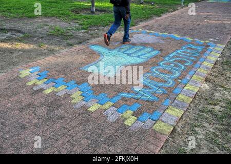 CAPE TOWN, Afrique du Sud, 29 avril 2021 : une promenade piétonne sur le sentier du parc Trafalgar dans la banlieue branchée de Woodstock. Banque D'Images