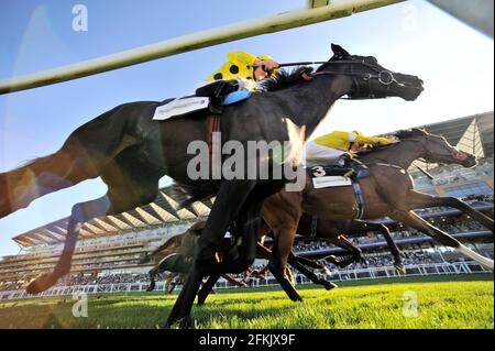 Course à Ascot, The Princess Royal Stakes. William Buick sur Spirit of dubai sur le point de gagner la deuxième place cachée Richard Hughes sur la marque de Polly. 25/9/09. PHOTO DAVID ASHDOWN Banque D'Images