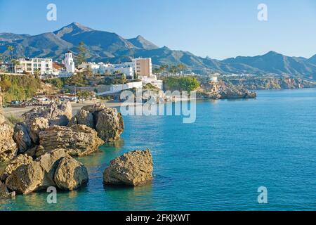 Vue panoramique de Nerja, avec balcon d'Europe, plate-forme d'observation et point de repère de la ville côtière, Andalousie, Costa del sol, Espagne Banque D'Images