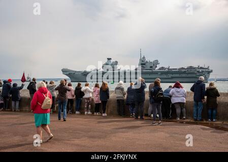 Portsmouth, Angleterre, Royaume-Uni. 2021. Les épris de puits observent le HMS Queen Elizabeth qui part de Portsmouth lors de son premier déploiement dans l'océan Pacifique. Banque D'Images