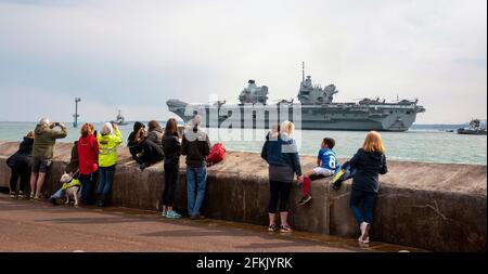 Portsmouth, Angleterre, Royaume-Uni. 2021. Les épris de puits observent le HMS Queen Elizabeth qui part de Portsmouth lors de son premier déploiement dans l'océan Pacifique. Banque D'Images