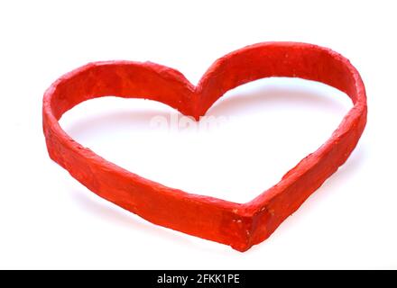 Symbole du cœur du papier rouge sur fond blanc. Cœur de papier. Banque D'Images