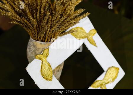 Vase en carton de journaux, dans un vase de blé. Un cadre photo avec poisson. Banque D'Images