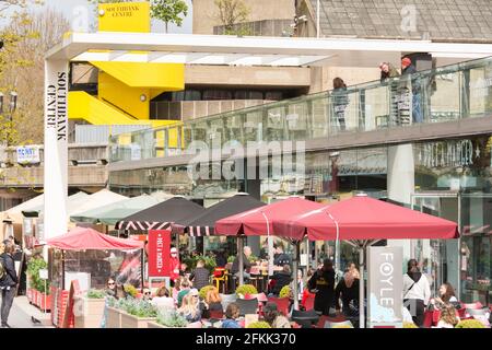 Restaurants qui se remplissent, après une pandémie, sur le centre Southbank, Waterloo, Londres, Angleterre, Royaume-Uni Banque D'Images