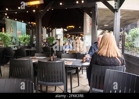 A socialement distancé Wagamama - une chaîne de restaurants japonais inspirée de la fusion asiatique sur Southbank à Londres, en Angleterre, au Royaume-Uni Banque D'Images