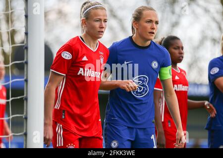 Magdalena Eriksson (#16 Chelsea) et Hanna Glas (#5 Bayern Munich) lors de la semi-finale de l'UEFA Womens Champions League entre Chelsea et Bayern Munich à Kingsmeadow à Londres, en Angleterre. Banque D'Images