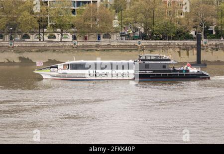 Une tondeuse à bateau Uber Thames presque vide sur la Tamise, Londres, Angleterre, Royaume-Uni. Banque D'Images