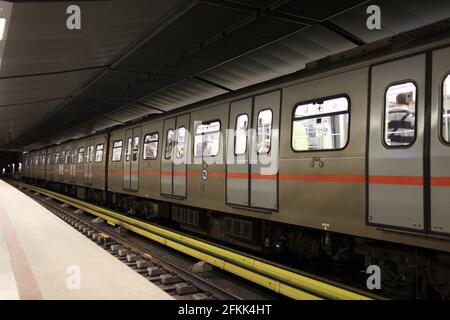 Il est métro sur une station, Athènes, Grèce Banque D'Images