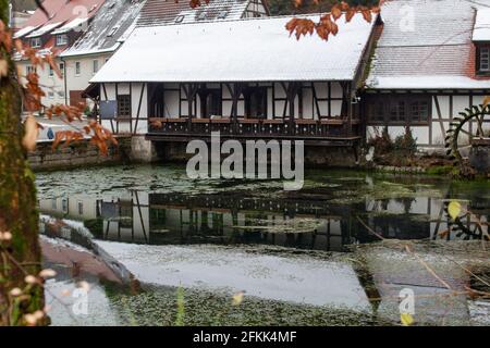 Un moulin à marteau historique à Blautopf, Blaubeuren Banque D'Images