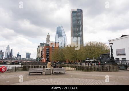 La tour Oxo et un Blackfriars à Gabriel's Wharf, Upper Ground, Southbank, Lambeth, Londres, SE1, ROYAUME-UNI Banque D'Images