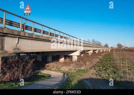 Vue latérale d'un viaduc long Road construit en béton armé avec rail de garde. Banque D'Images