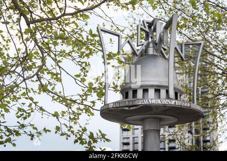 Couronne de marquage de la passerelle du Jubilé d'argent sur la rive sud de Londres, Londres, Waterloo, SE1, Angleterre, ROYAUME-UNI Banque D'Images