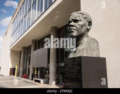Statue d'Ian Walters de l'ancien président sud-africain Nelson Mandela, devant le Royal Festival Hall, Londres, Angleterre, Royaume-Uni Banque D'Images