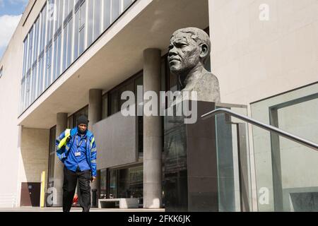 Un agent de sécurité passe devant la statue de Ian Walters de l'ancien président sud-africain Nelson Mandela, devant le Royal Festival Hall, Londres, Angleterre, Royaume-Uni Banque D'Images