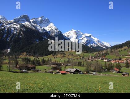 Village Gsteig BEI Gstaad et montagnes enneigées le jour du printemps. Banque D'Images