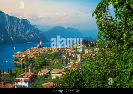 Paysage urbain de Malcesine avec vue sur le lac de Garde depuis la colline. Célèbre voyage et destination touristique, Italie, Europe Banque D'Images