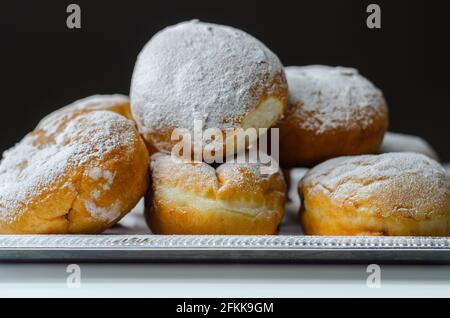 Berliner Pfannkuchen, un donut allemand, pâte traditionnelle de levure frite en profondeur remplie de crème au chocolat et saupoudrée de sucre en poudre, douceur sur un Banque D'Images