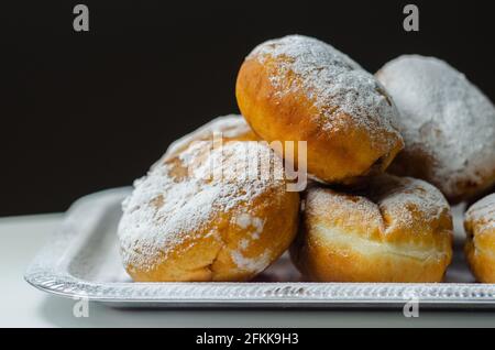 Berliner Pfannkuchen, un donut allemand, pâte traditionnelle de levure frite en profondeur remplie de crème au chocolat et saupoudrée de sucre en poudre, douceur sur un Banque D'Images