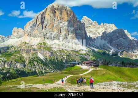 Randonneurs sportifs sur les sentiers de montagne dans les Dolomites. Des touristes actifs avec des sacs à dos, marchant sur les sentiers de randonnée dans les Dolomites, Italie Banque D'Images