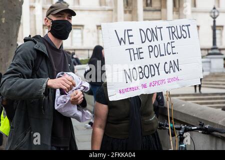 Londres, Royaume-Uni. 1er mai 2021. Une femme porte un panneau faisant référence au scandale des espions lors d'une manifestation tuer le projet de loi à Trafalgar Square dans le cadre d'une Journée nationale d'action coïncidant avec la Journée internationale des travailleurs. Des manifestations nationales ont été organisées contre la loi 2021 sur la police, la criminalité, la peine et les tribunaux, qui accorderait à la police toute une gamme de nouveaux pouvoirs discrétionnaires pour mettre fin aux manifestations. Crédit : Mark Kerrison/Alamy Live News Banque D'Images