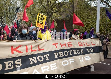 Londres, Royaume-Uni. 1er mai 2021. Des milliers de personnes défilent le long du centre commercial lors d'une démonstration de tuer le projet de loi dans le cadre d'une Journée nationale d'action coïncidant avec la Journée internationale des travailleurs. Des manifestations nationales ont été organisées contre la loi 2021 sur la police, la criminalité, la peine et les tribunaux, qui accorderait à la police toute une gamme de nouveaux pouvoirs discrétionnaires pour mettre fin aux manifestations. Crédit : Mark Kerrison/Alamy Live News Banque D'Images