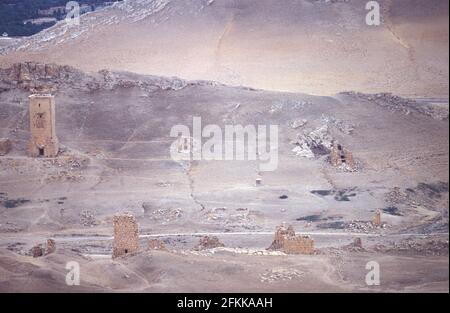 Vue sur la vallée des tombes, de Qalaat Fakhr ad-DIN al-Maani, Palmyra, Syrie Banque D'Images