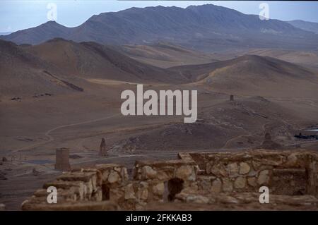 Vue sur la vallée des tombes, de Qalaat Fakhr ad-DIN al-Maani, Palmyra, Syrie Banque D'Images