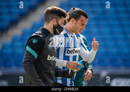 ESPAGNE-FOOTBALL-LA LIGA SMARTBANK-RCD ESPANYOL VS MALAGA CF. RCD Espanyol (11) Raúl de Tomás reçoit un coup de (07) Wu Lei avant de marquer le troisième but lors du match de la Liga SmartBank entre le RCD Espanyol et au stade RCDE, Cornellà, Espagne, le 2 mai 2021. © Joan Gosa 2021 Banque D'Images