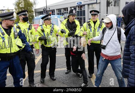 Manchester UK 2.May.2021 le match de protestation de Manchester Utd a été mis fin après des troubles. Les foules sont dispersées par des unités de police montées et d'aide tactique. Manifestation à Old Trafford. Les manifestants se rallient contre les propriétaires.les fans de Manchester United sont anti Glazers les propriétaires américains. Crédit : GARY ROBERTS/Alay Live News Banque D'Images