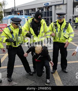 Manchester UK 2.May.2021 le match de protestation de Manchester Utd a été mis fin après des troubles. Les foules sont dispersées par des unités de police montées et d'aide tactique. Manifestation à Old Trafford. Les manifestants se rallient contre les propriétaires.les fans de Manchester United sont anti Glazers les propriétaires américains. Crédit : GARY ROBERTS/Alay Live News Banque D'Images