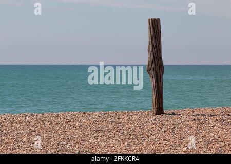 Poste en bois sur East Preston Beach, West Sussex, Royaume-Uni Banque D'Images