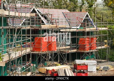 Llanharan, pays de Galles du Sud - avril 2021 : échafaudage autour de nouvelles maisons en cours de construction sur un nouveau développement de logements Banque D'Images