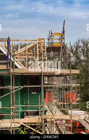 Llanharan, pays de Galles du Sud - avril 2021 : échafaudage autour de nouvelles maisons en cours de construction sur un nouveau développement de logements Banque D'Images